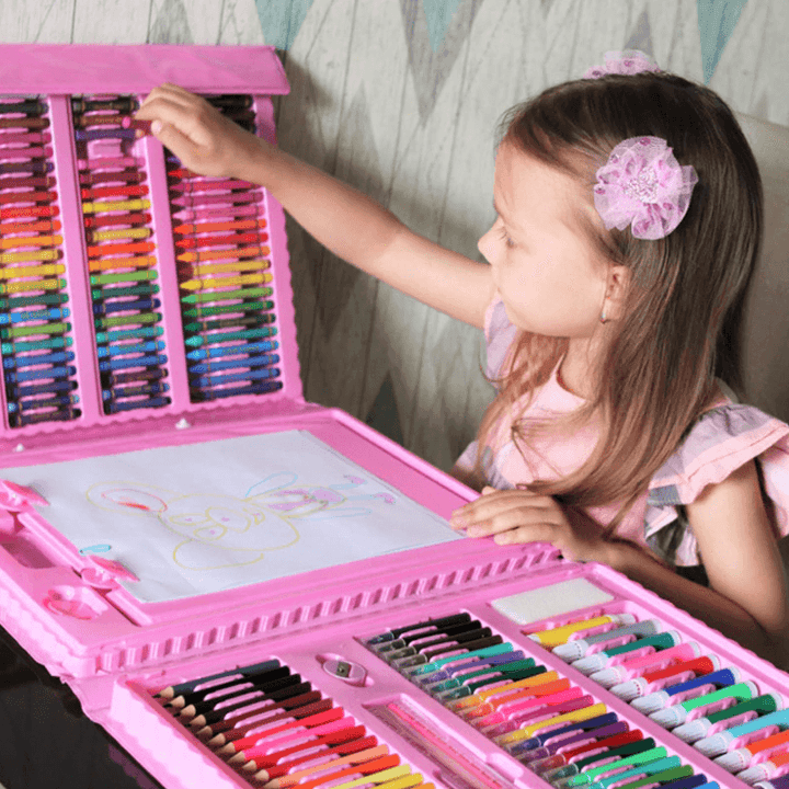 Complete kinderteken- en schilderset. Bevat potloden, stiften, aquarelverf, krijt en accessoires.
