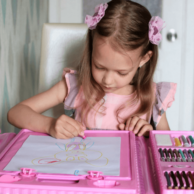 De magische tekenset brengt plezier! 208-delige set om te tekenen, kleuren en knutselen voor kids.