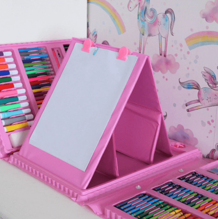 Opgeruimde 208-delige tekenset in handige koffer. Alle kunstbenodigdheden binnen handbereik voor kinderen.