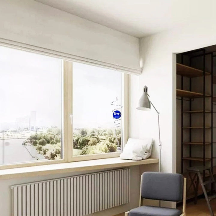Compacte magische bal voor balkon decoratie; dit metalen tuin accessoire met optische illusie geeft sfeer aan buitenleven.