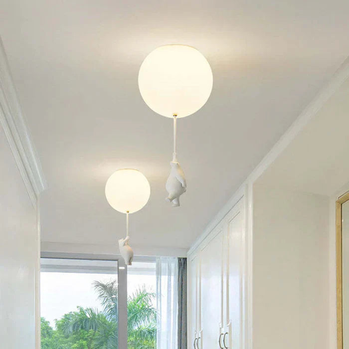 "Magische kinderlamp met speelse beer en ballon, warme LED-verlichting, ideaal voor kinderkamer, sfeervol design."