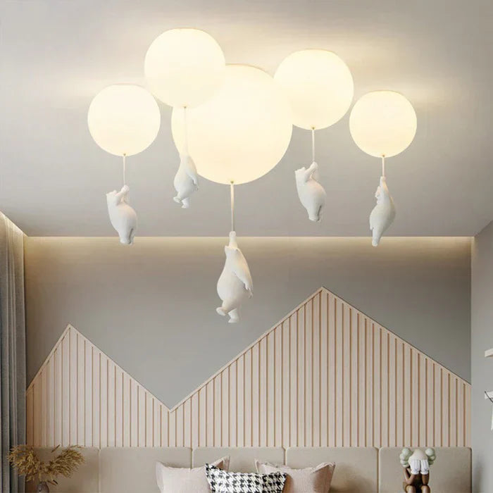 "Magische kinderlamp met speelse beer en ballon, warme LED-verlichting, ideaal voor kinderkamer, sfeervol design."