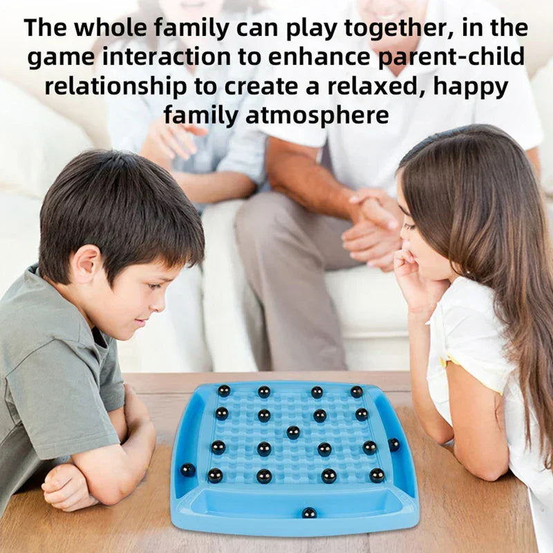 Kinderen spelen strategisch met magnetisch schaakspel op reis. Compact bordspel, ideaal voor lange ritten.