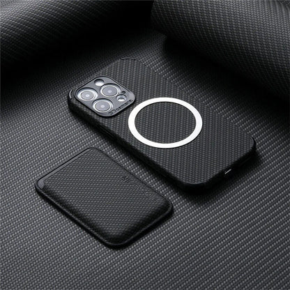 "MagSafe portemonnee hoesje met luxe carbon afwerking, biedt stijlvolle bescherming en ruimte voor kaarten, compatibel met iP