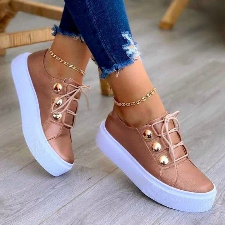 Trendy dames sneakers KaatjesSneaks met comfortabele pasvorm en dikke zool. Stijlvolle moderne damesschoenen.