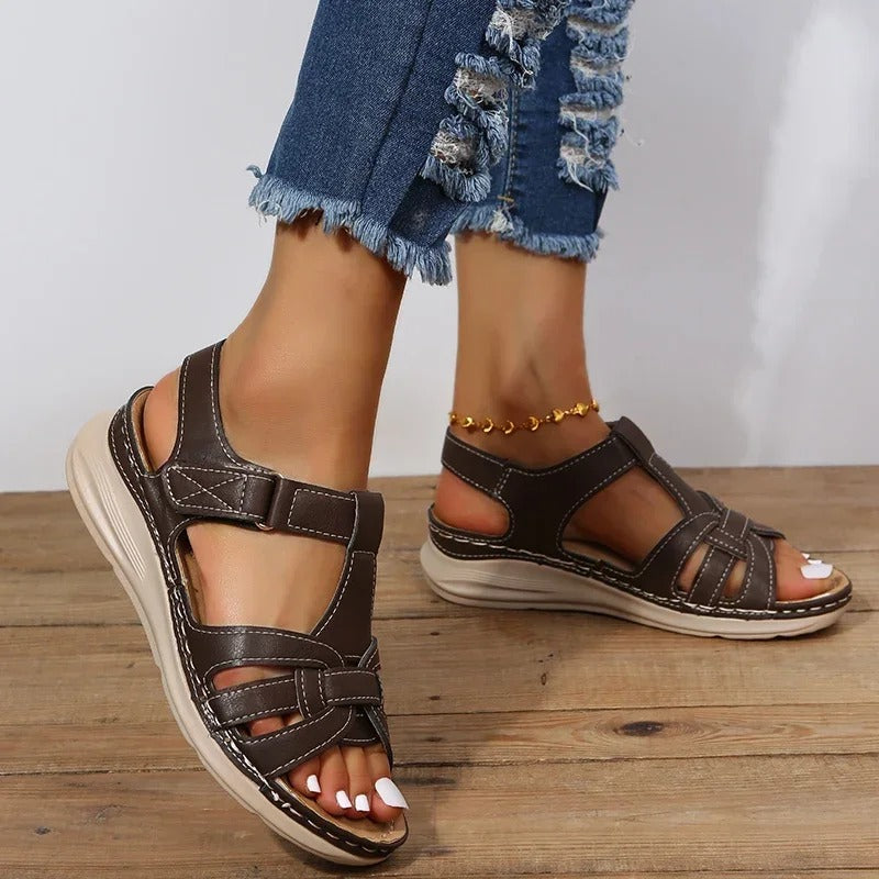 Elegante Emilia dames zomersandalen van leer, orthopedisch en met verstelbare bandjes voor optimale voetondersteuning.