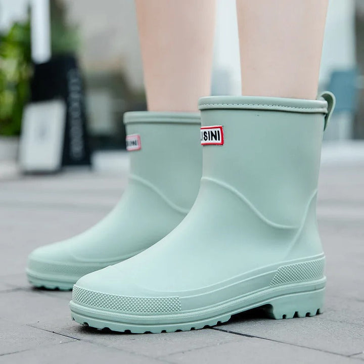 Dames regenlaarzen in een herfstlandschap, waterdicht en comfortabel voor alle outdoor activiteiten.