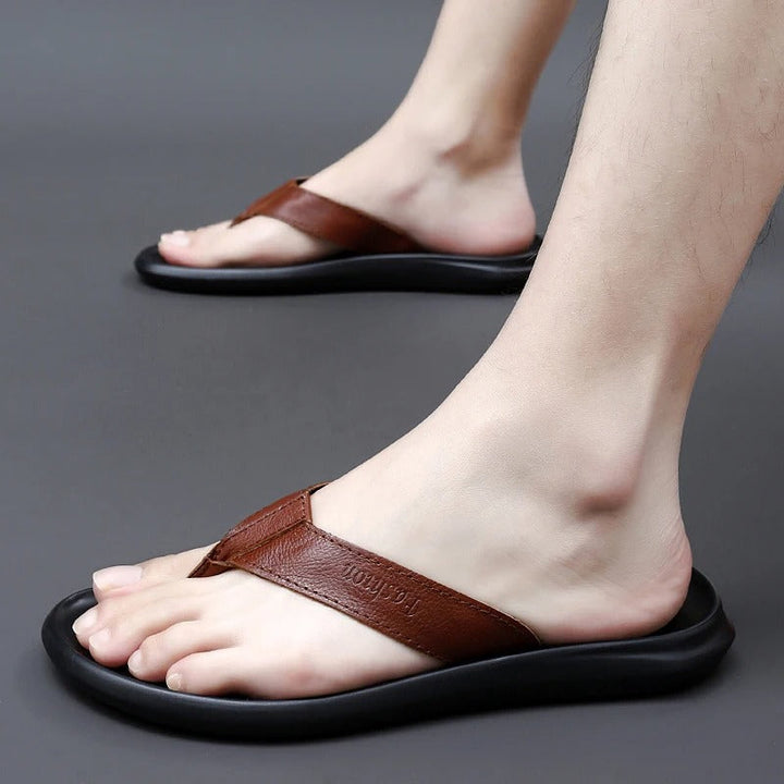 Zwarte Leano herenslippers: comfortabele en duurzame sandalen, ideaal voor zomerse casual outfits.