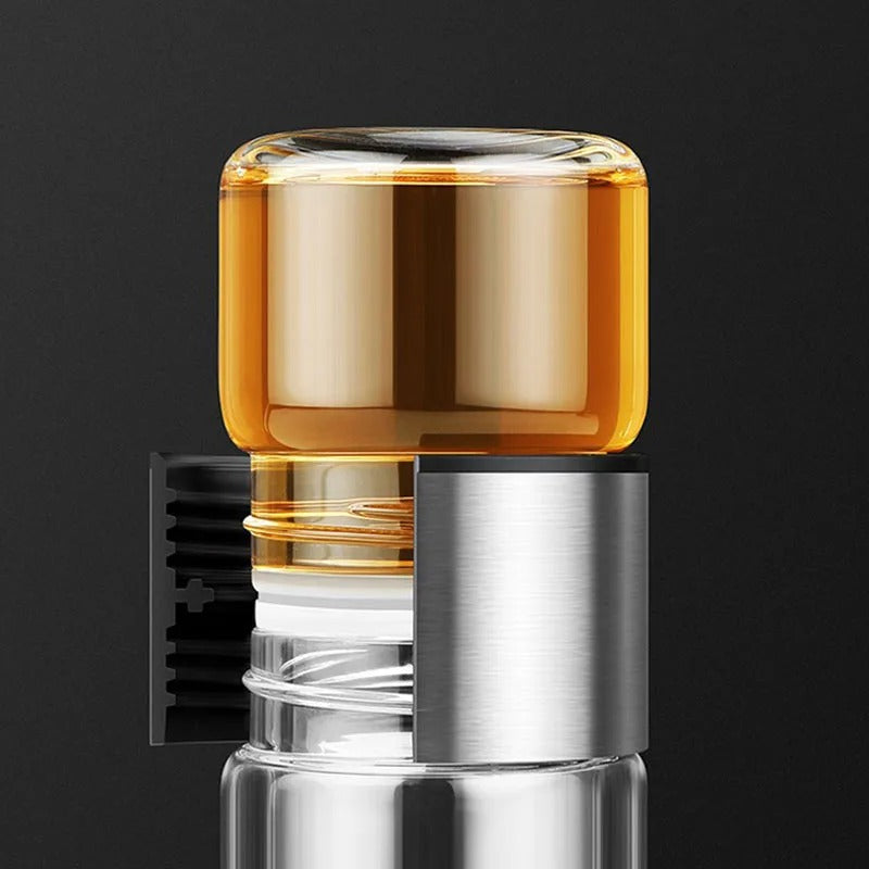 Stijlvolle glazen infuser theefles voor verse thee en kruideninfusies. Een duurzaam keukenaccessoire voor gezonde dranken.