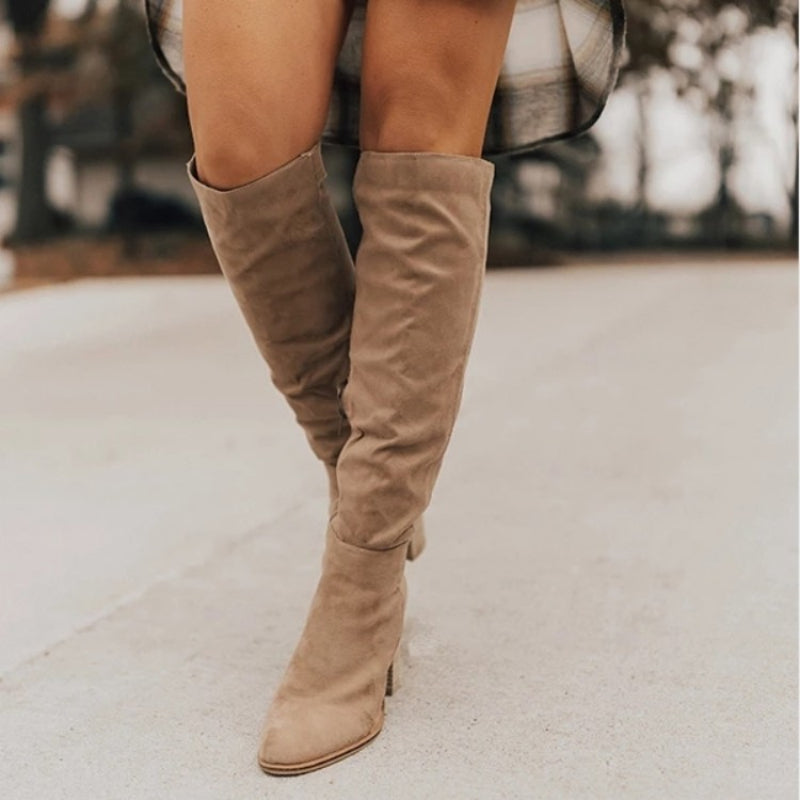 Bruine dames knielaarzen met hoge hak, modieus voor herfst en winter, een essentieel schoenenpaar.