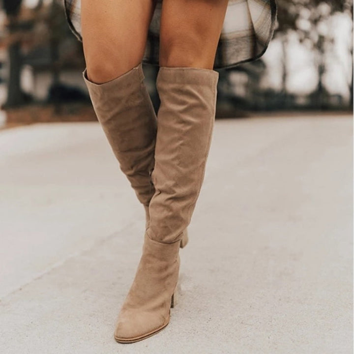 Bruine dames knielaarzen met hoge hak, modieus voor herfst en winter, een essentieel schoenenpaar.