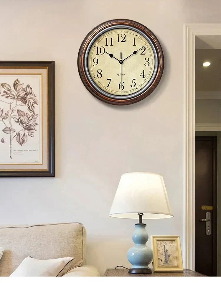Tijdloze klassieke wandklok van bruin hout. Elegante decoratie voor elk interieur; stil en functioneel.
