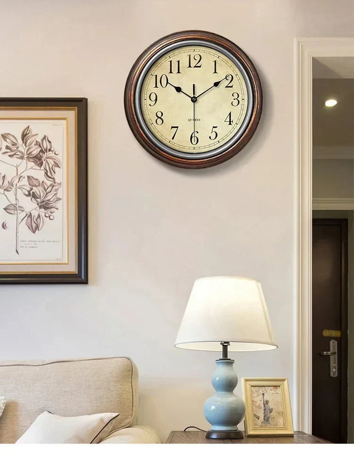 Tijdloze klassieke wandklok van bruin hout. Elegante decoratie voor elk interieur; stil en functioneel.