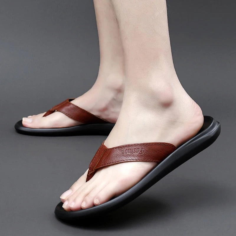 Moderne Leano herenslippers, de perfecte combinatie van stijl en comfort voor warme dagen buiten.