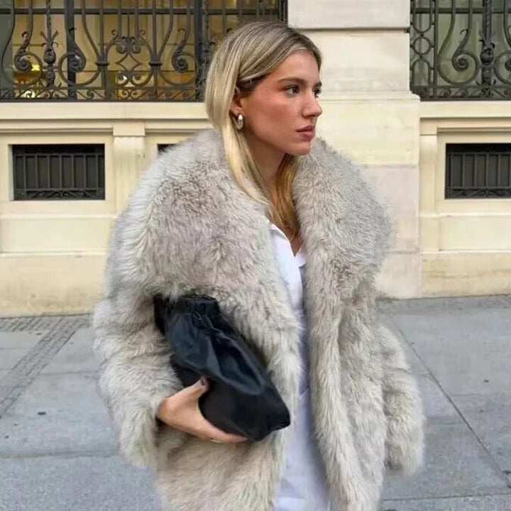 Zachte en warme beige imitatiebont winterjas voor dames; luxe faux fur mode outwear.