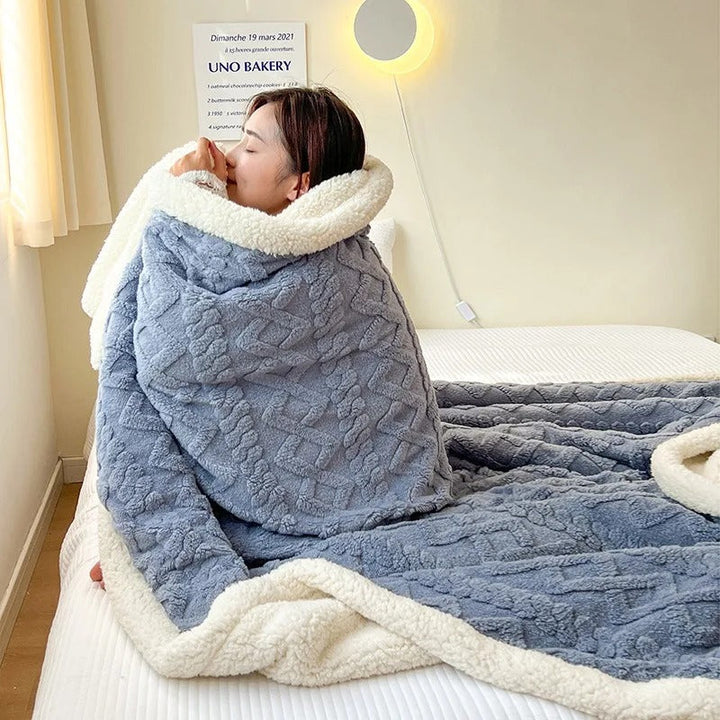 Comfortabel lamswollen woondeken over een stoel; nodigt uit tot gezellige winteravonden met extra warmte.