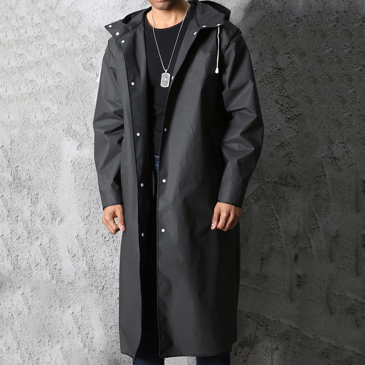Zwarte unisex waterdichte regenjas met capuchon, ideaal voor wandelen en outdoor activiteiten.