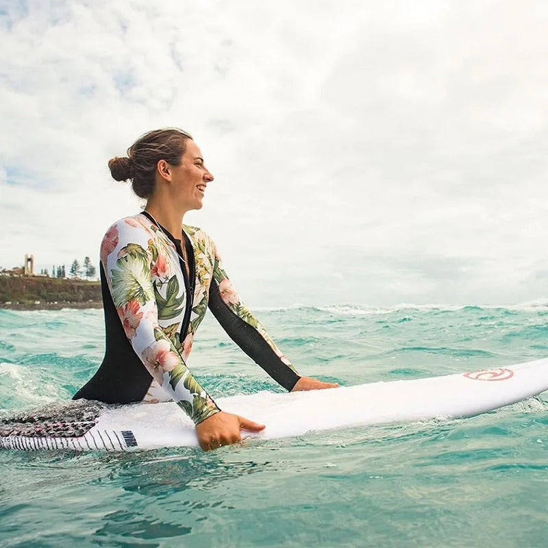Modieuze dames surfoutfit, veelzijdige bodysuit voor strand, zwemmen en surfen. Stijlvolle en functionele zomerkleding.