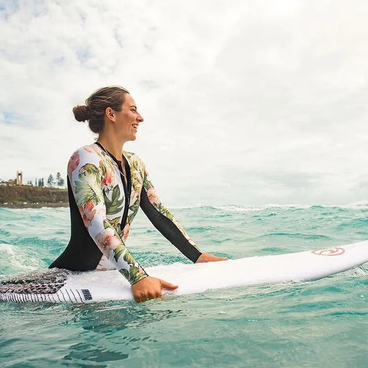 Modieuze dames surfoutfit, veelzijdige bodysuit voor strand, zwemmen en surfen. Stijlvolle en functionele zomerkleding.
