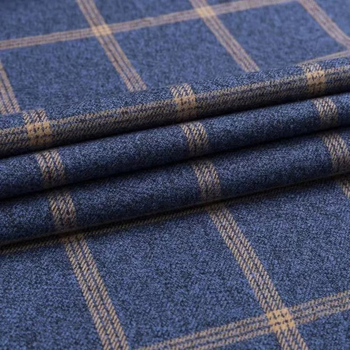 Detail van het geruite herenoverhemd, lange mouwen, stijlvol en comfortabel, essentieel voor herenmode.