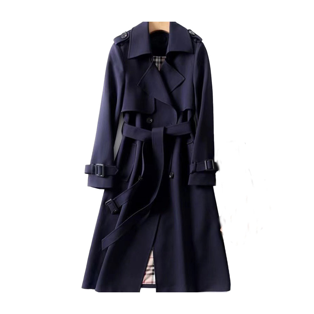 Moderne vrouwenmode: lange trenchcoat met vloeiende pasvorm, perfect voor een tijdloze, klassieke look.