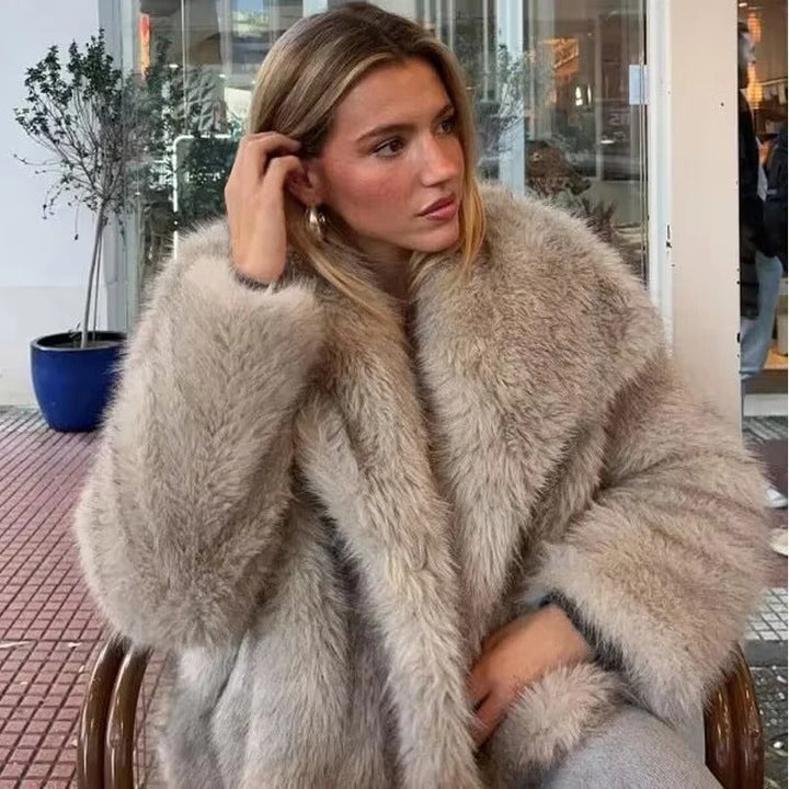 Comfortabele en warme beige imitatiebont winterjas voor dames; stijlvolle faux fur outwear.