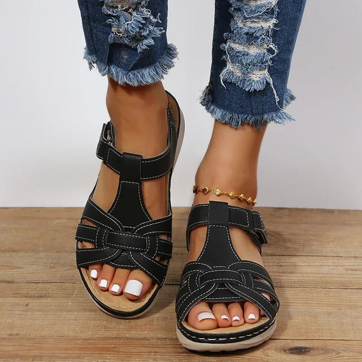 Vrouwelijke orthopedische leren sandaal Emilia, met elegant design en voetondersteuning, ideaal voor zomerse dagen.