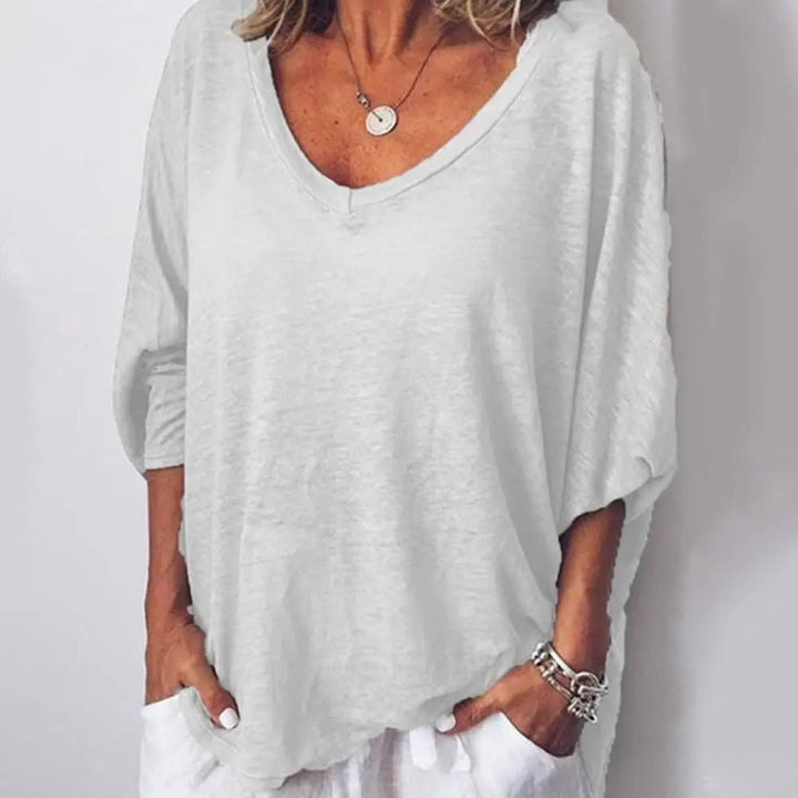Comfortabele damesblouse met losse pasvorm en V-hals, ideaal voor zomer. Modieus, ook in ruime maten.