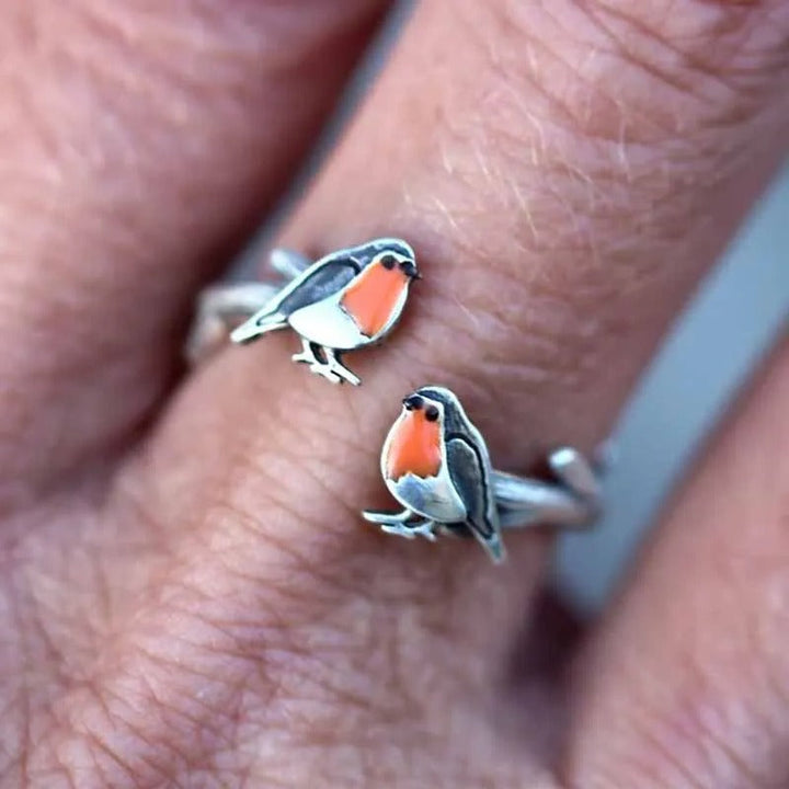 De delicate geluksvogel oorbellen, een prachtig dames sieraad voor hoop en een frisse start. Onderdeel van de set.