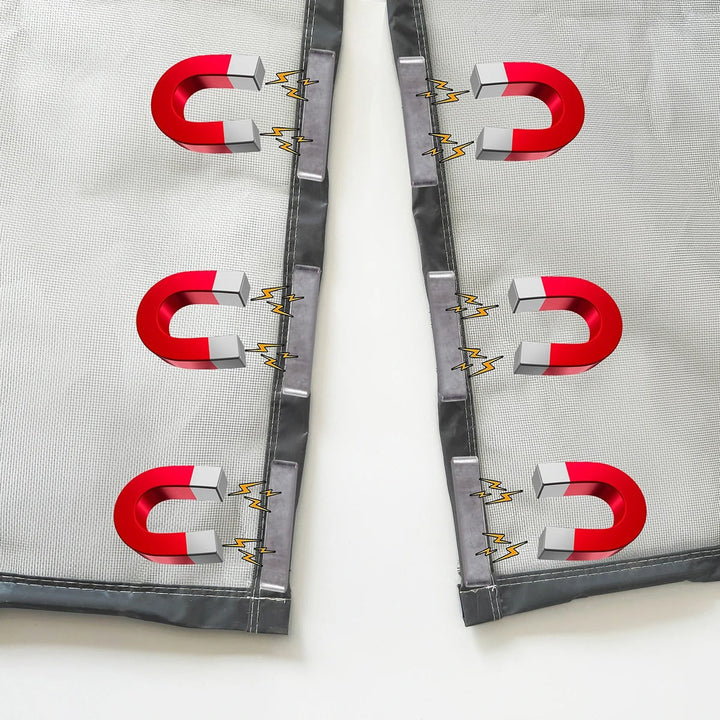 Magnetische gaasdeur in een lichte woonkamer, zorgt voor ventilatie en houdt muggen buiten tijdens warme dagen.