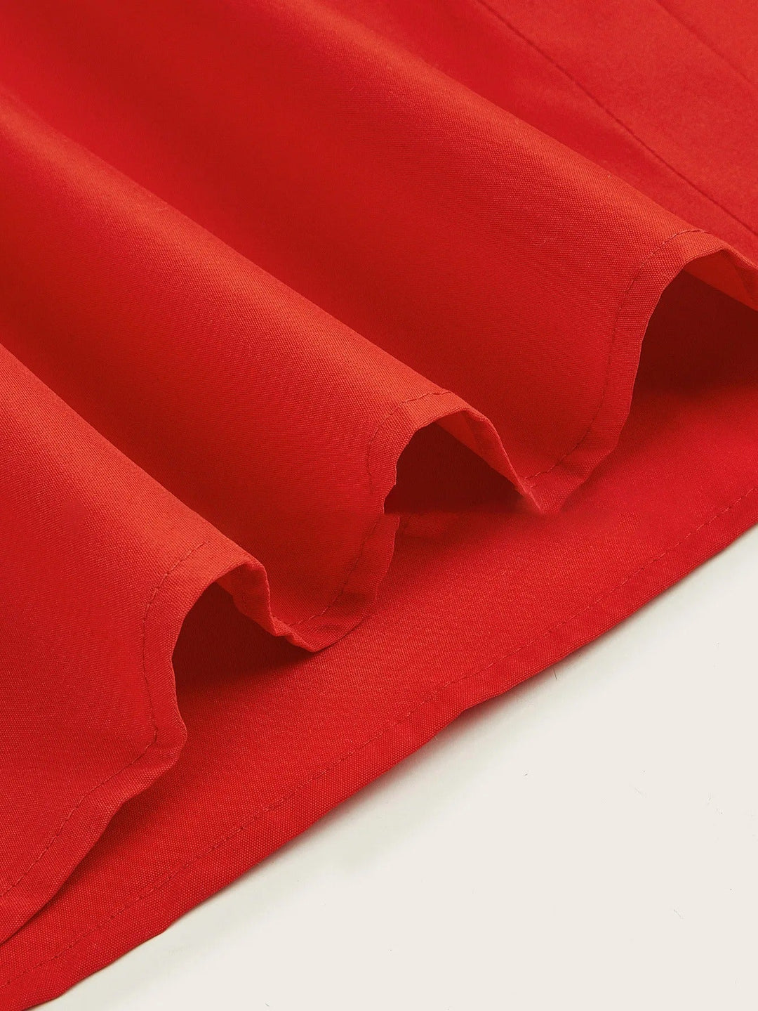 Luchtige dames blousejurk met knopen, biedt elegantie en bewegingsvrijheid. Comfortabele midi lengte.