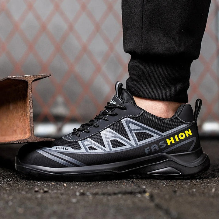 Duurzame MaxGuard S3 heren werkschoenen, antislipzool en waterafstotend materiaal, met brede pasvorm voor stabiliteit.