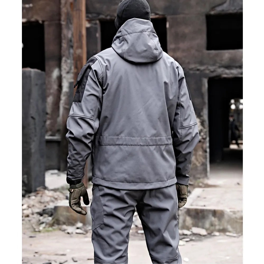 Complete heren Falk outdoor set, waterdichte jas en broek. Klaar voor avontuur, wandelkleding en regenpak functionaliteit.