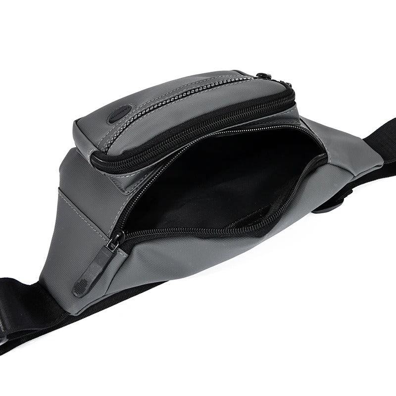 Zwarte waterdichte heuptas voor heren, multifunctioneel als borsttas of tailletas.
