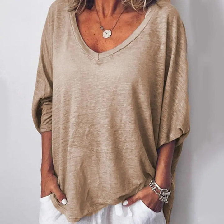 Modieuze effen damesblouse met V-hals en korte mouwen. Comfortabel en losvallend, perfect voor zomerse dagen.