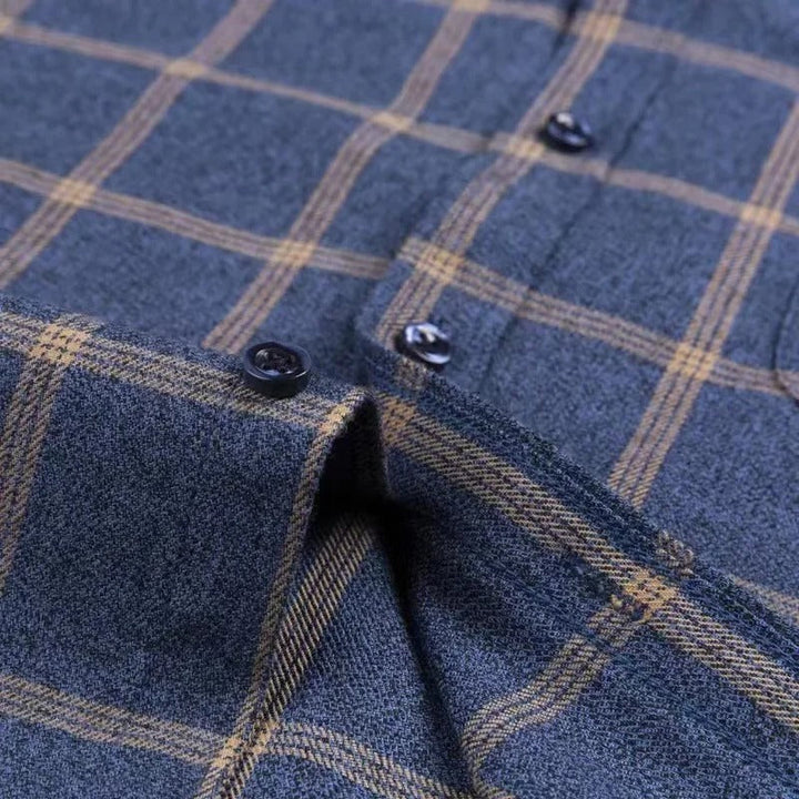 Man draagt een comfortabel geruit herenoverhemd met lange mouwen, perfect voor een casual dag of business casual outfit.