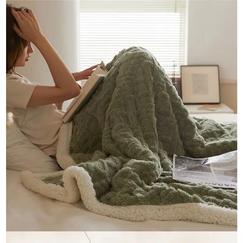 Netjes opgevouwen lamswollen fleece deken; klaar voor gebruik als warm plaid of stijlvolle huisdecoratie.