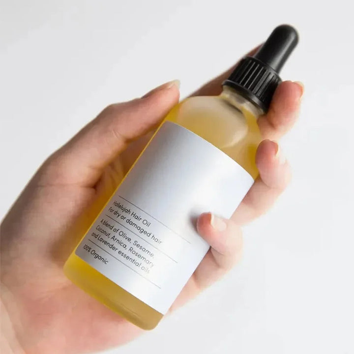 Flesje HerbGlow Natuurlijke Rozemarijn Haargroei Olie voor een gezonde hoofdhuid en snellere haargroei.
