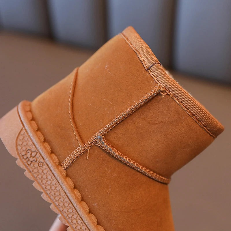 Schattige Boston Mini baby schoenen, ontworpen voor kleine voetjes. Warm, comfortabel en antislip.