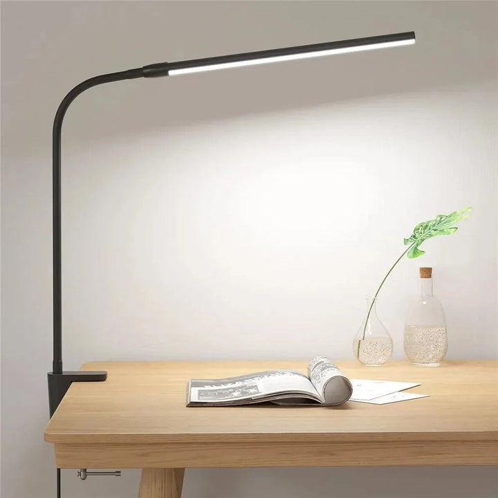 Flexibele dubbele LED studielamp in zwart, met instelbaar warm en wit licht. Ergonomisch design voor elke bureau.