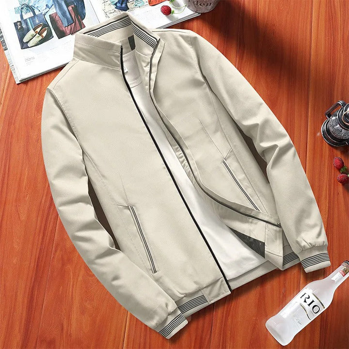 Man draagt casual VLL heren tussenjas in stedelijke omgeving, perfect voor dagelijkse mannenmode.