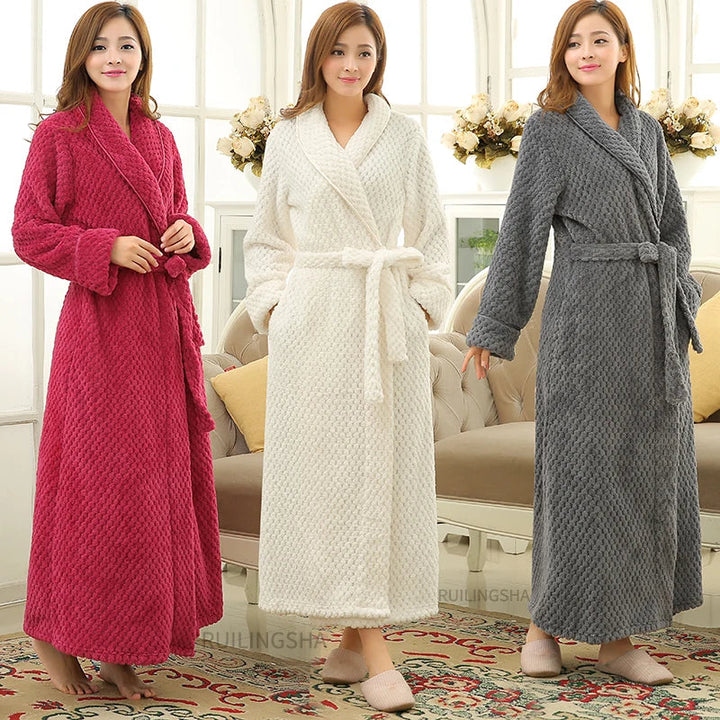 Zachte dames badjas in effen kleur voor ultiem comfort en ontspanning thuis.