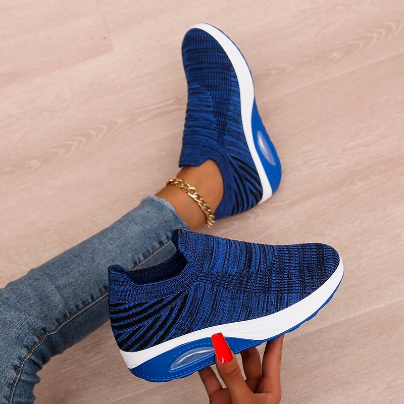 Stijlvolle zwarte TrienkesSneaks dames orthopedische sneakers, ideaal voor casual comfort en pijnvrij lopen.