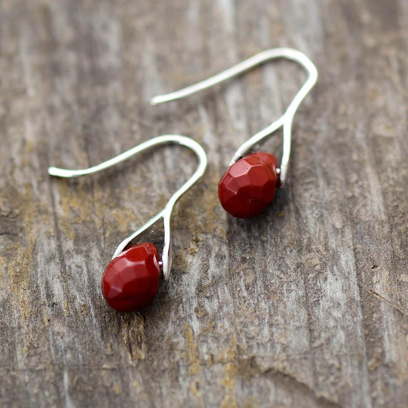 Levendige rode jaspis druppel edelsteen oorbellen voor dames. Handgemaakte natuurlijke sieraden met zilveren accenten.