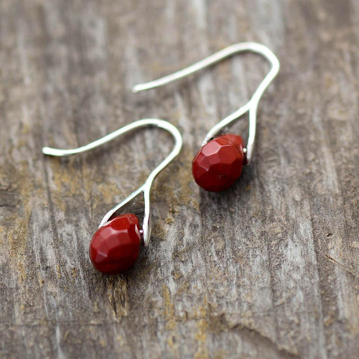 Levendige rode jaspis druppel edelsteen oorbellen voor dames. Handgemaakte natuurlijke sieraden met zilveren accenten.