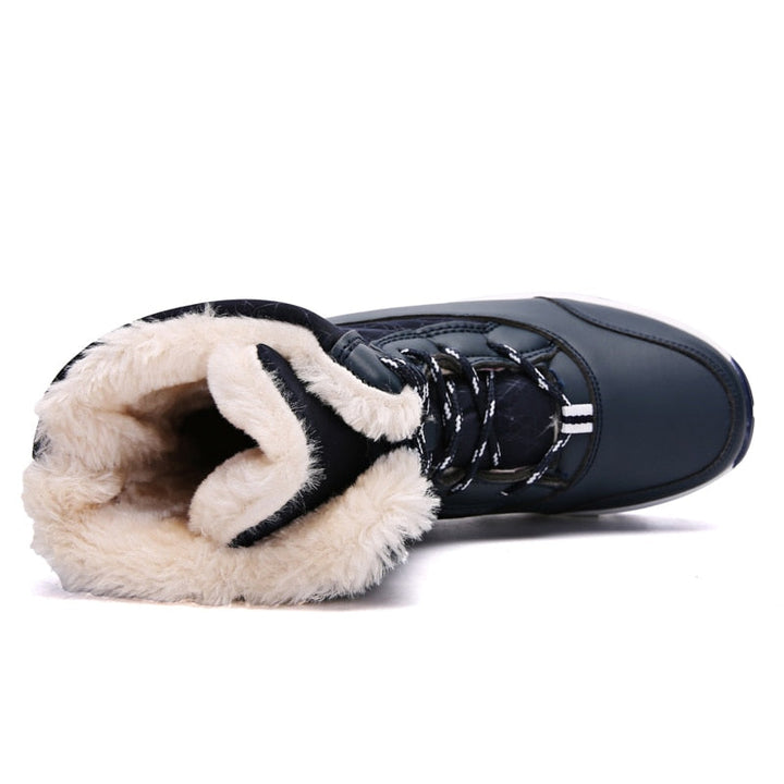 Vrouw draagt stijlvolle warme dames winterlaarzen, perfect voor casual wintermode en comfortabel door de sneeuw.