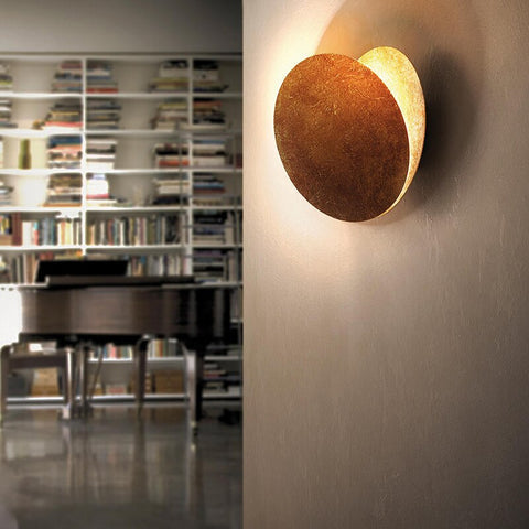 Zwarte design wandlamp Lunora met energiezuinige LED verlichting en unieke maanlicht gloed in huis.