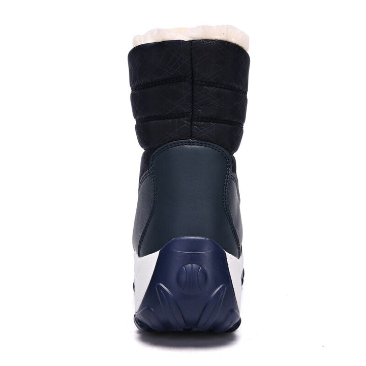 Detailopname van de zachte pluche voering in warme dames winterlaarzen, voor ultiem comfort en warmte.