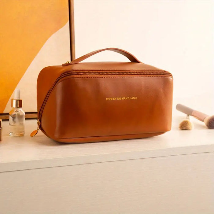 Stijlvolle beautycase met stevig handvat, perfect voor het opbergen en vervoeren van make-up en accessoires.