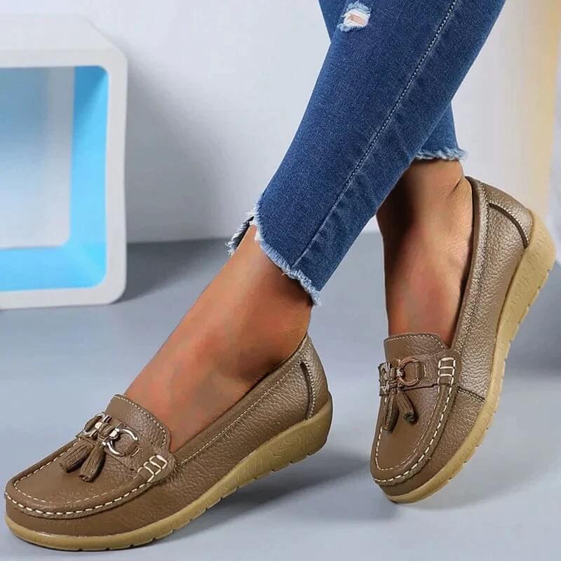 Zijaanzicht van de Isabella dames loafers. Platte leren schoenen voor comfort en dagelijkse stijl.